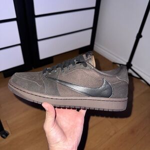 Travis Scott Jordan 1 low (brown velvet pre release)